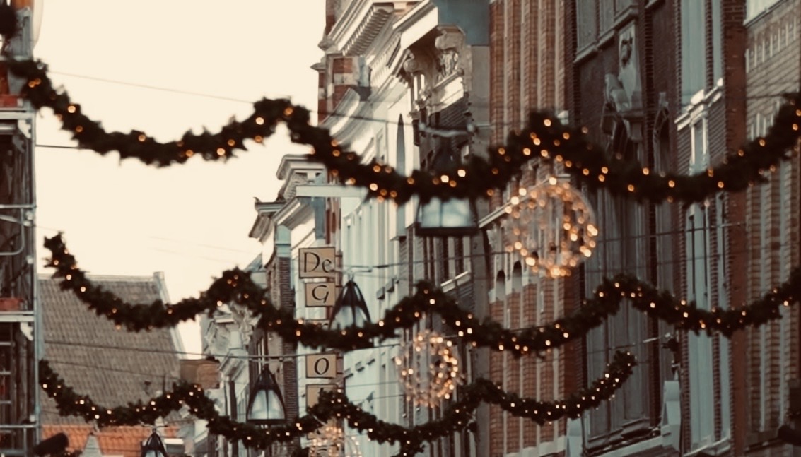 Kerstslingers en warme lichtjes tussen historische winkelgevels